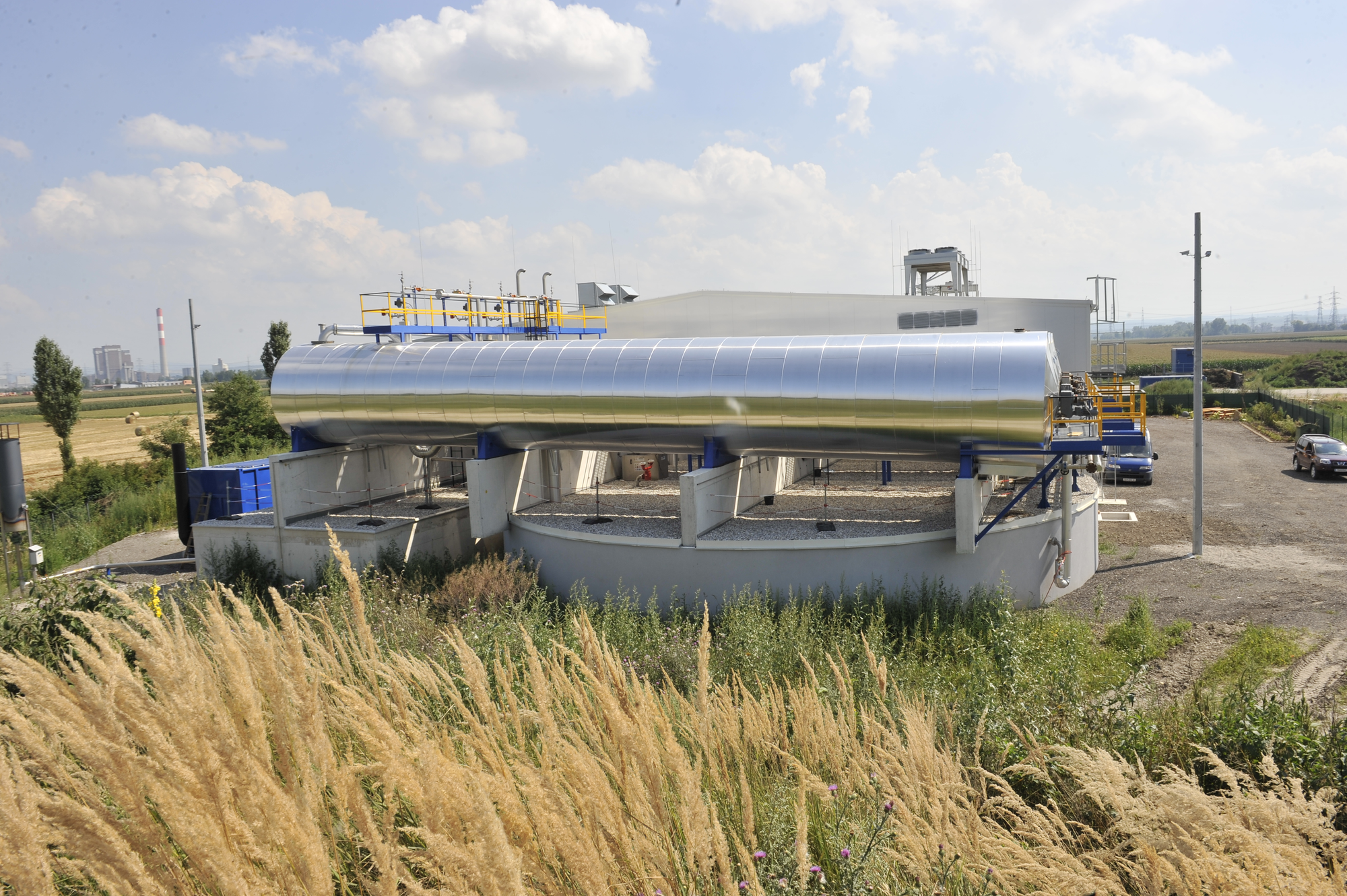 Unsere industrielle Biogas-Anlage in Zwentendorf, Sicht auf die Hauptfermenter und den Nachfermenter (Ansicht von Nord)