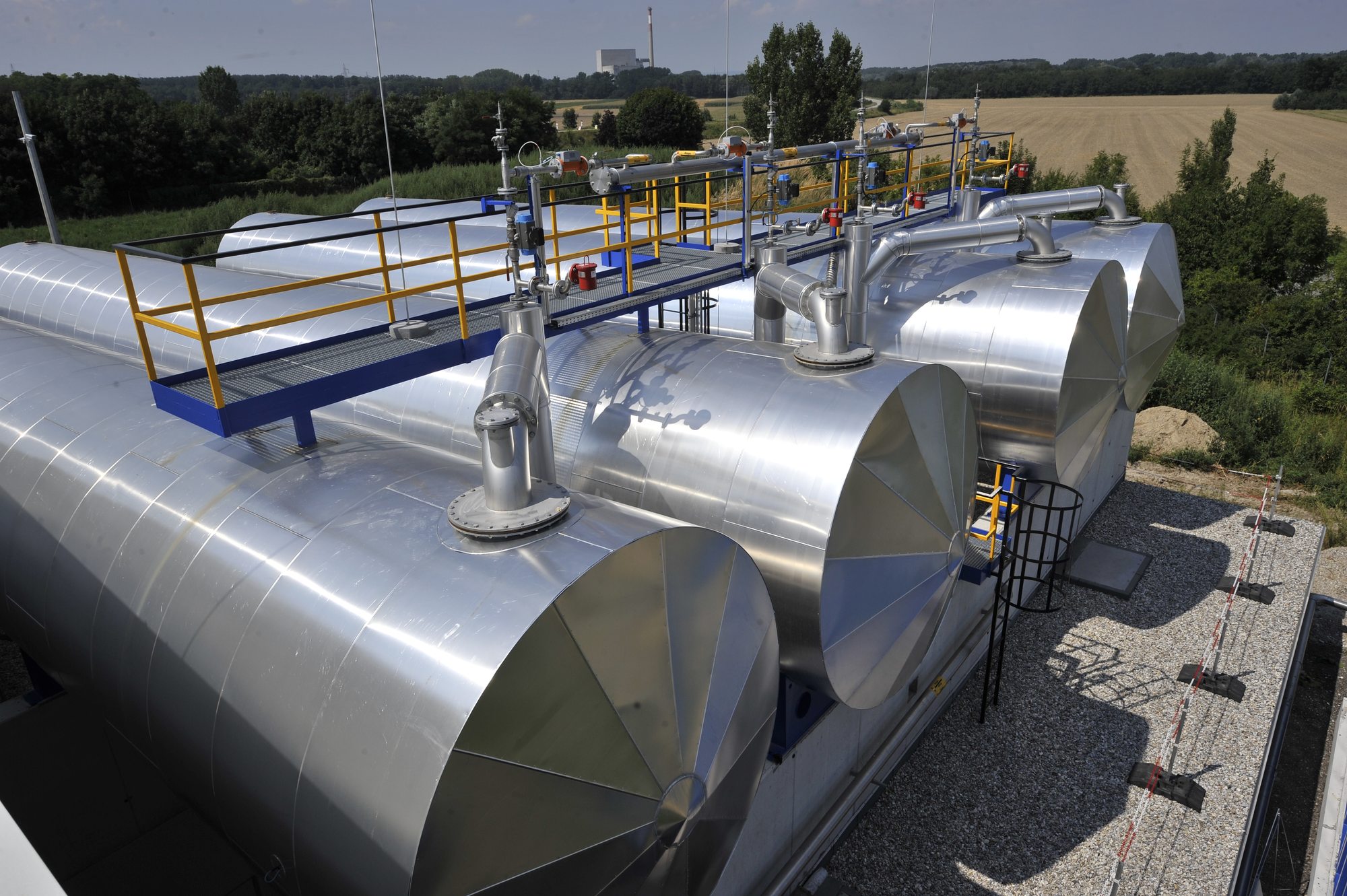 Unsere industrielle Biogas-Anlage in Zwentendorf, Sicht auf die Hauptfermenter (Ansicht vom Dach des Hauptgebäudes von Süd-Ost)