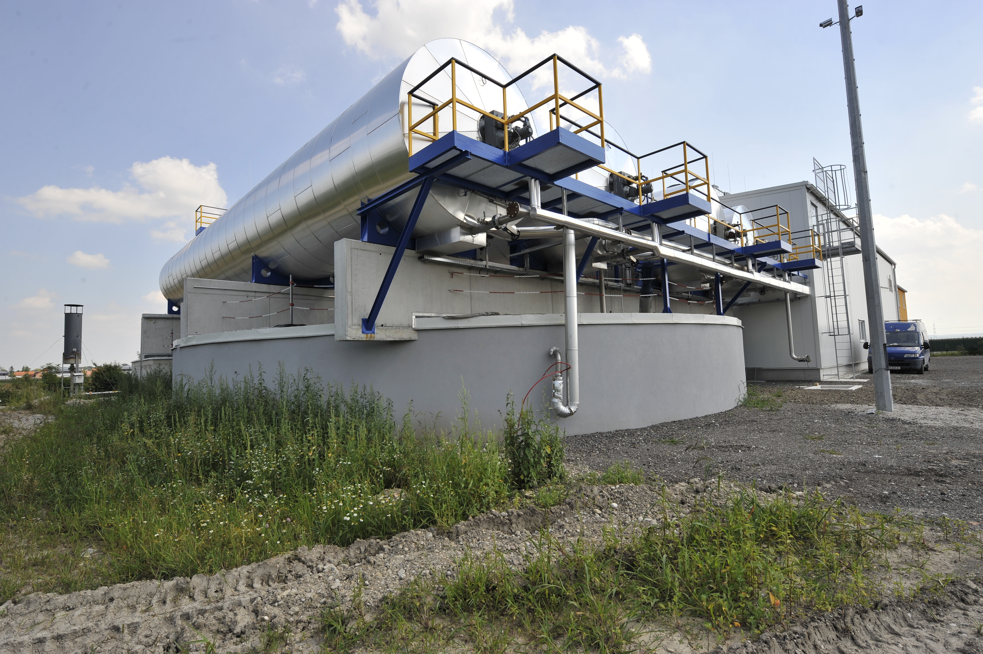 Unsere industrielle Biogas-Anlage in Zwentendorf, Sicht auf den Nachfermenter (unten) und die Hauptfermenter (Ansicht von Nord-West)