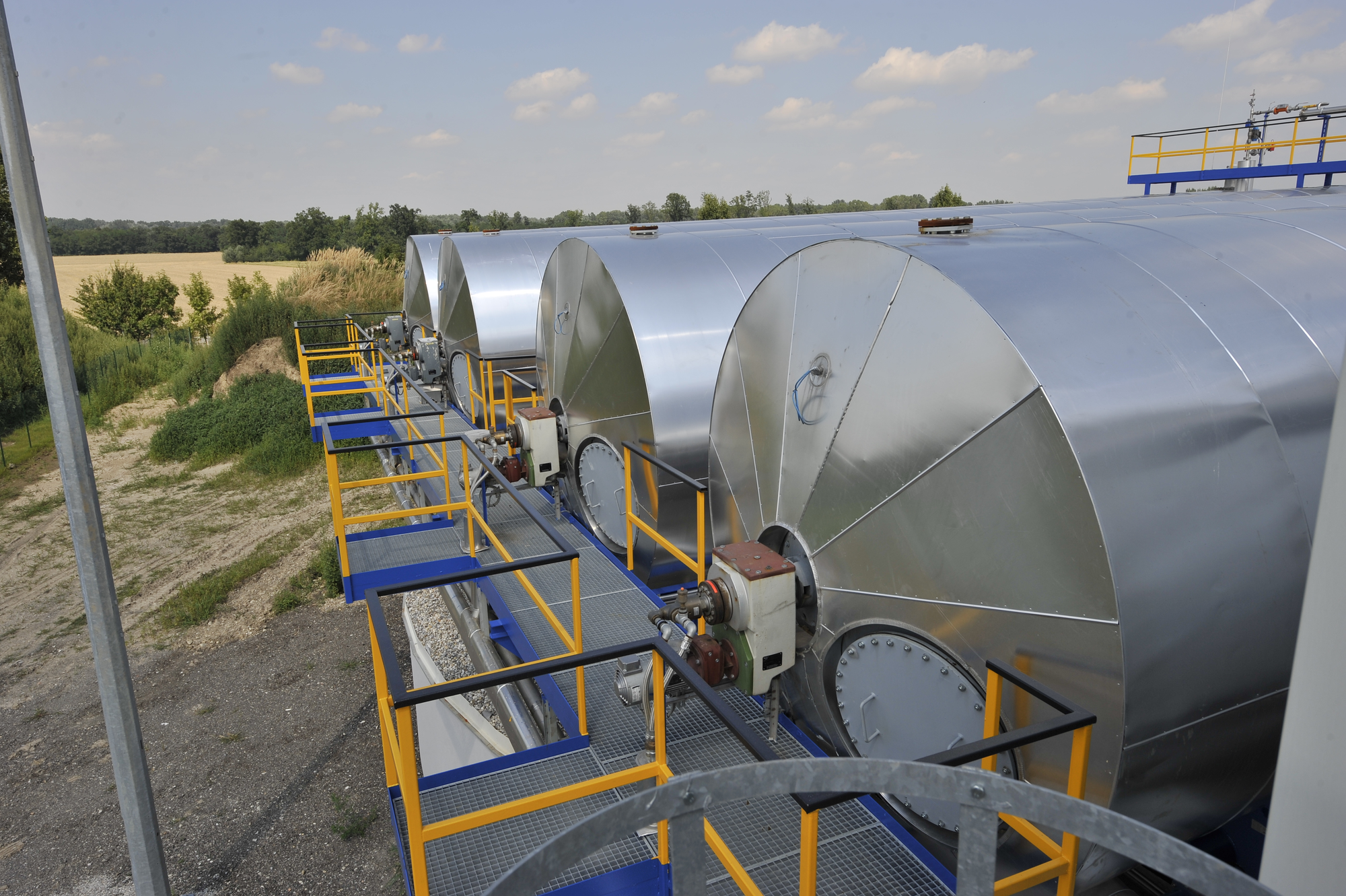 Unsere industrielle Biogas-Anlage in Zwentendorf, Sicht auf die Hauptfermenter (Ansicht von Süd-West)
