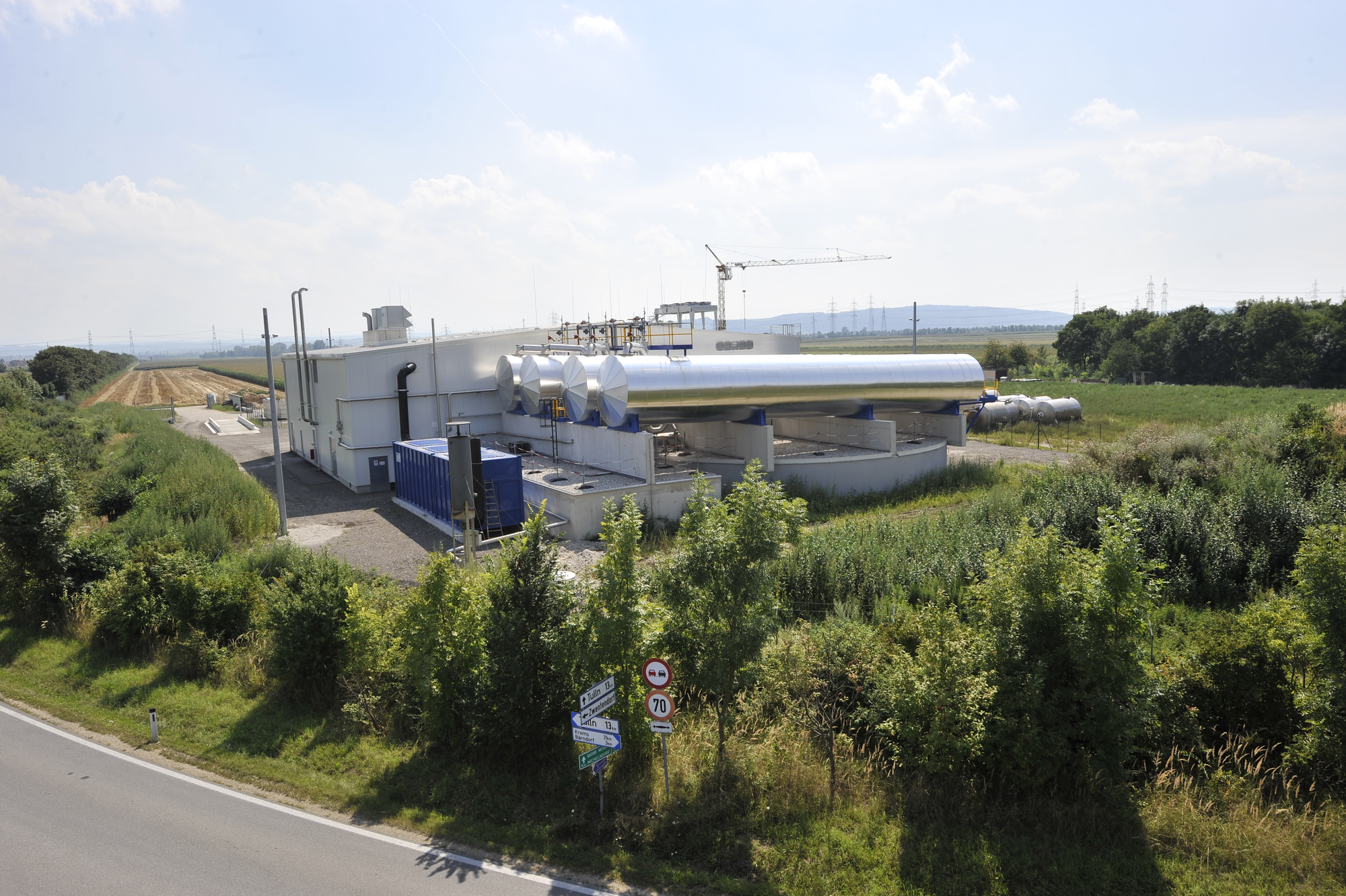 Unsere industrielle Biogas-Anlage in Zwentendorf, Sicht auf die Hauptfermenter (Vordergrund) und das Hauptgebäude (Ansicht von Nord-Ost)